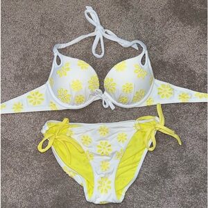 Victoria’s Secret push up swim suite. Great condition. XS bottoms, 32A top.